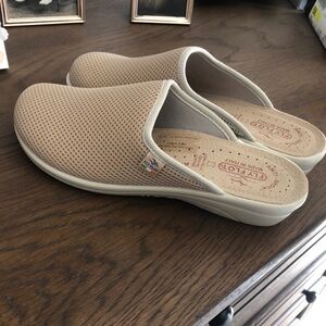 NWOT Fly Flot Made in Italy Mules